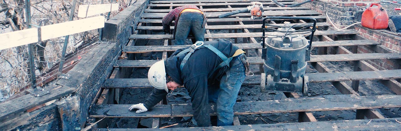 Construction toit Couvreur Émile Lelièvre Ferblantier avec employés