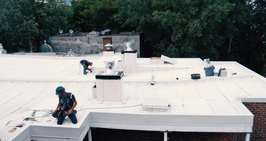 Emile Lelievre Ferblantier couvreur employés sur le toit
